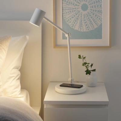 Draadloos opladen met Nymane bureaulamp van IKEA
