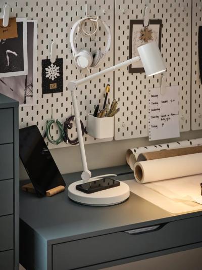 Draadloos opladen met Nymane bureaulamp van IKEA