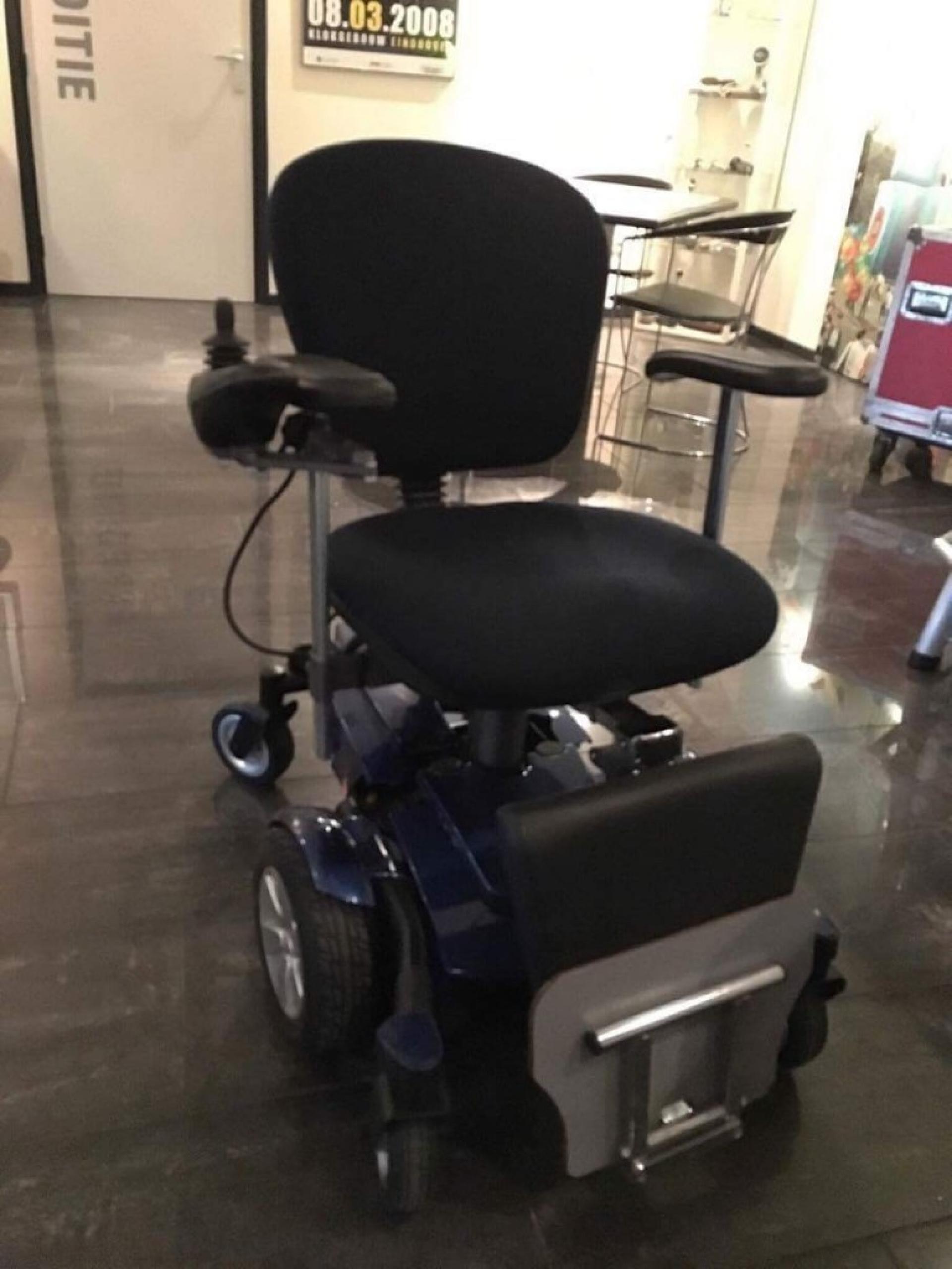 Elektrische binnenrolstoel Boxer MidWheel van Pride Mobility/ Doge Collection